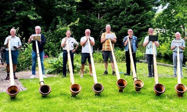 Zelfgemaakte alpenhoorns klinken in de Egmonden