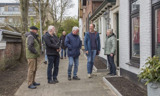 Wethouder Briët op werkbezoek bij eigen plan ‘Groen in de Buurt’ VAN bewoners Jacob Glasstraat Egmond aan Zee
