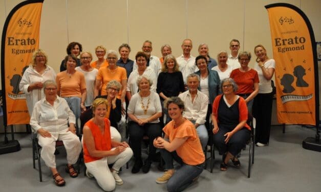 Vocalgroup Erato Egmond zingt voor Kinderzomerkamp Schoorl