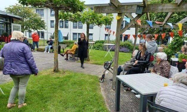 Feestelijke opening van de binnentuin bij de Prins Hendrik Stichting