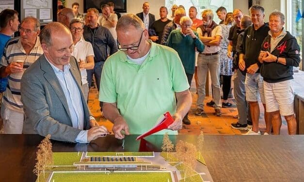 Handtekeningen onder huurovereenkomst nieuw voetbalcomplex VV Egmond