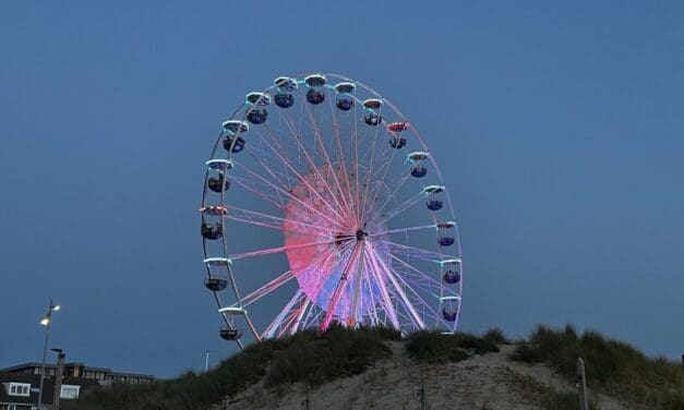 Europa Rad in Egmond aan Zee: Avondverlichting Maakt 38 Meter Hoog Reuzenrad Tot Spectaculaire Attractie