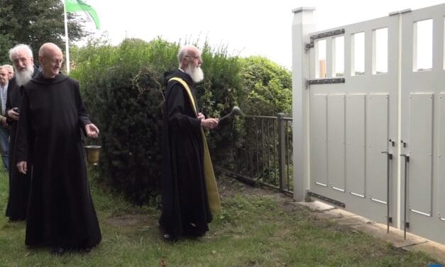 Nieuwe poorten St. Adelbertusakker Egmond