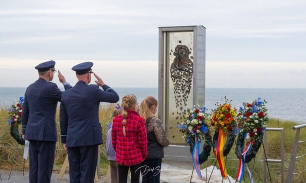 LOST Monument ter nagedachtenis aan omgekomen vliegtuigbemanningen onthuld in Egmond