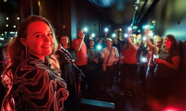 Singer-songwriter Iris de Leeuw live in Muziekcafé Soigné