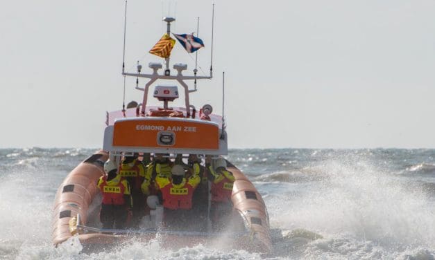 Vermiste wingfoiler na korte zoekactie in goede gezondheid gevonden voor de kust bij Bergen aan Zee.