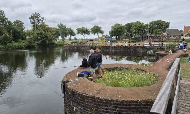 Jeugdviswedstrijd in Egmond aan den Hoef groot succes – 45 deelnemers aan de Slotgracht