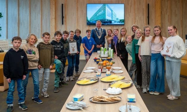 Groep 7 van De Windhoek ontbijt in de raadzaal met burgemeester Bond en kinderburgemeester Emma