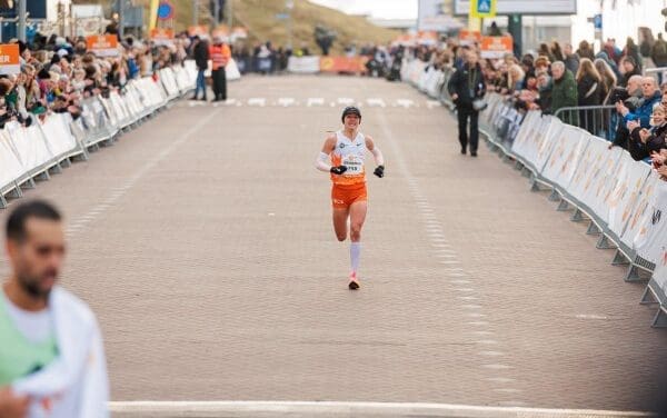Topatlete Nienke Brinkman keert terug naar Egmond: sterk vrouwenveld bij Egmond Halve Marathon 2026