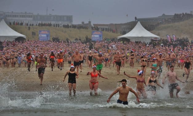 Durf jij het aan? De gezelligste Nieuwjaarsduik van Nederland keert terug naar Egmond aan Zee