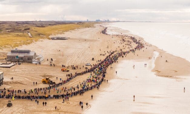 Strand, wind en topsport: 21.500 sporters openen het nieuwe jaar in Egmond aan Zee