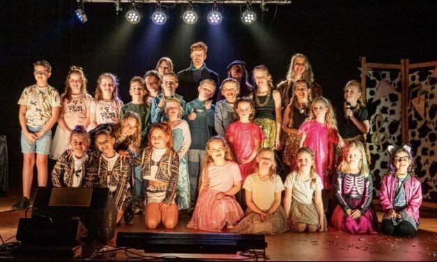 Playbackshow Egmond aan den Hoef groot succes: jong talent schittert op het podium