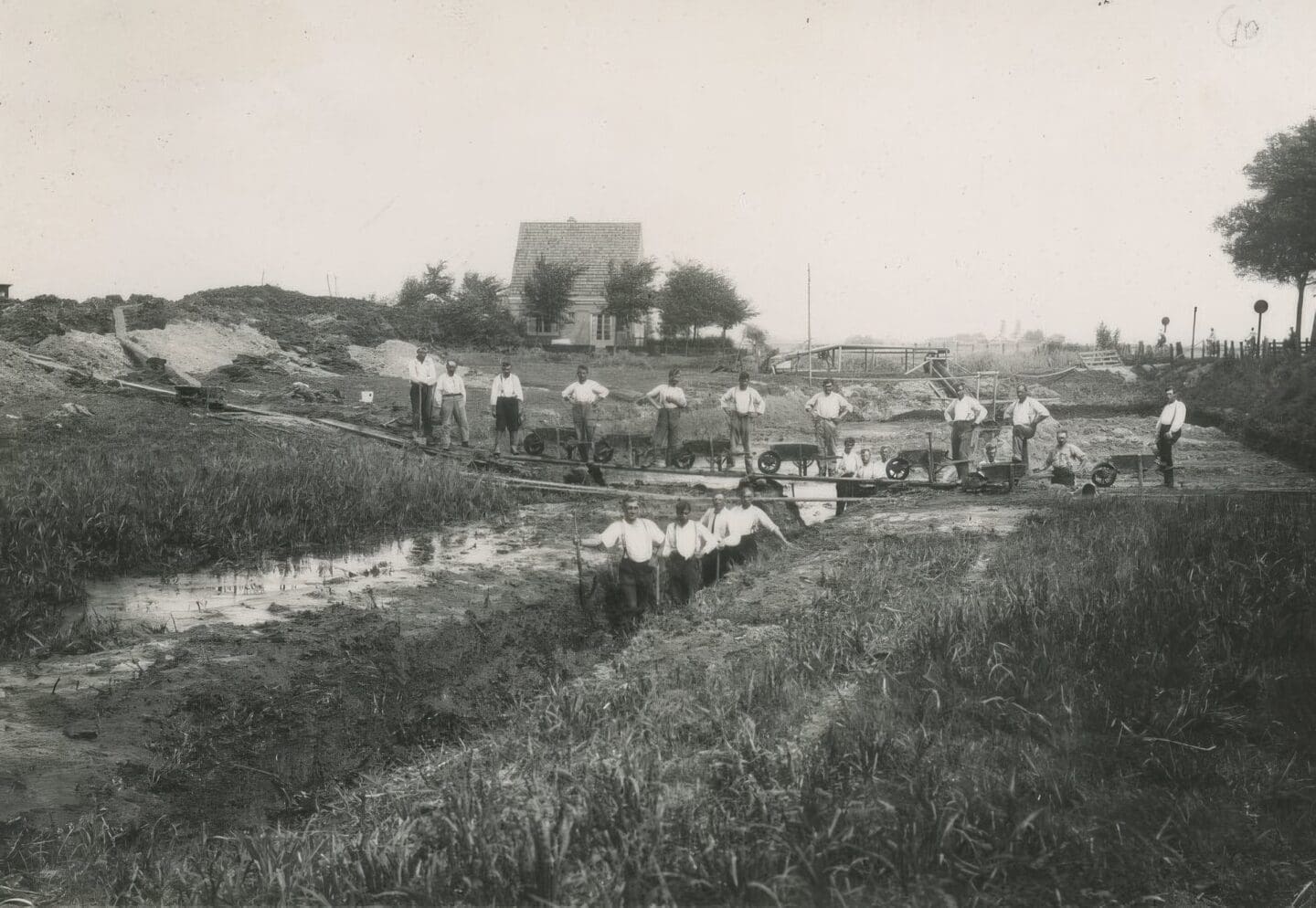 1933 – uitgraven slotgracht – foto Archief PWN